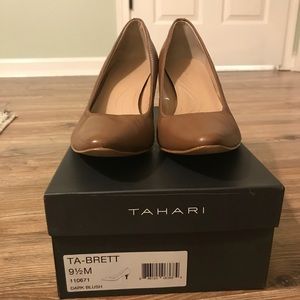 Like New Tahari Brown Brett Pumps! Size 9.5